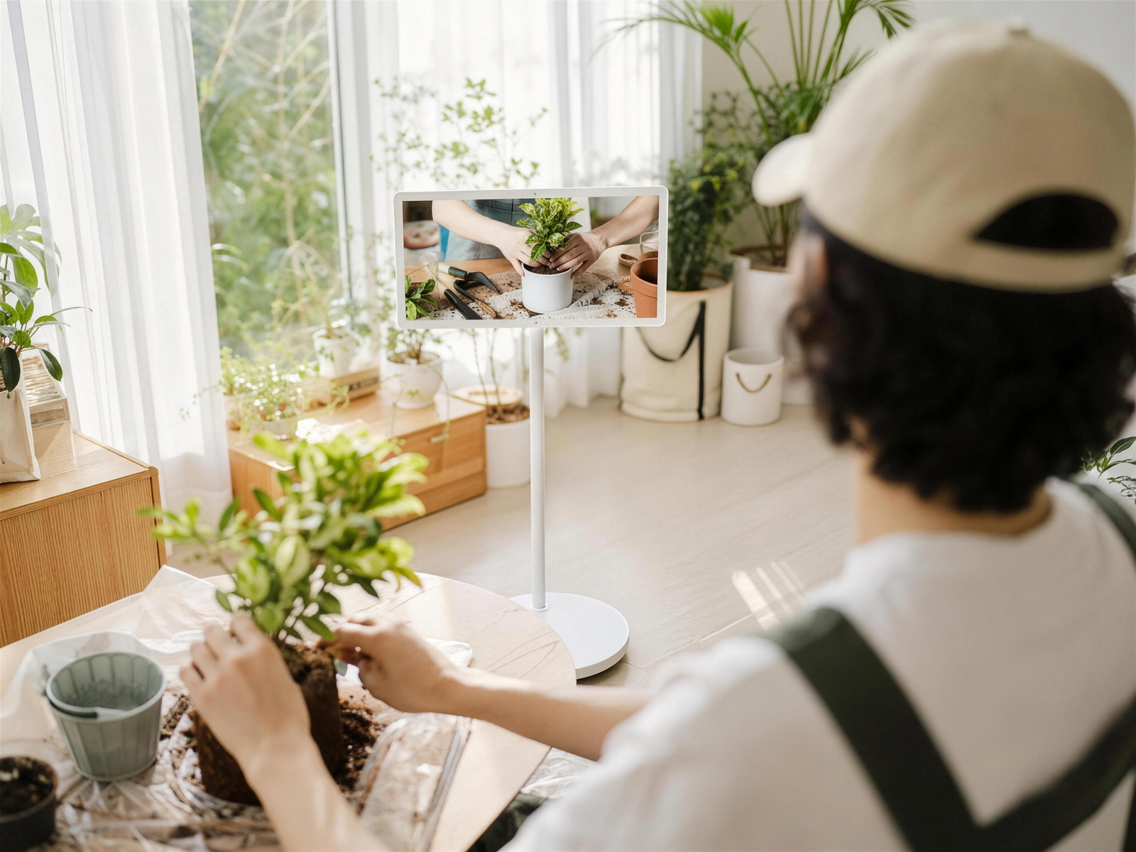 Indoor gardening workbench